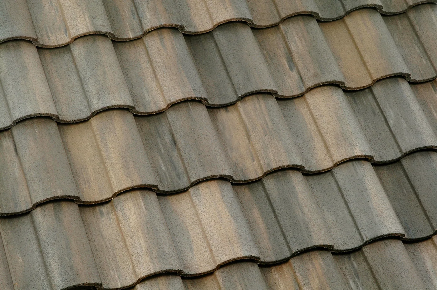 Eagle Capistrano concrete roof tile in 3602 Concord Blend